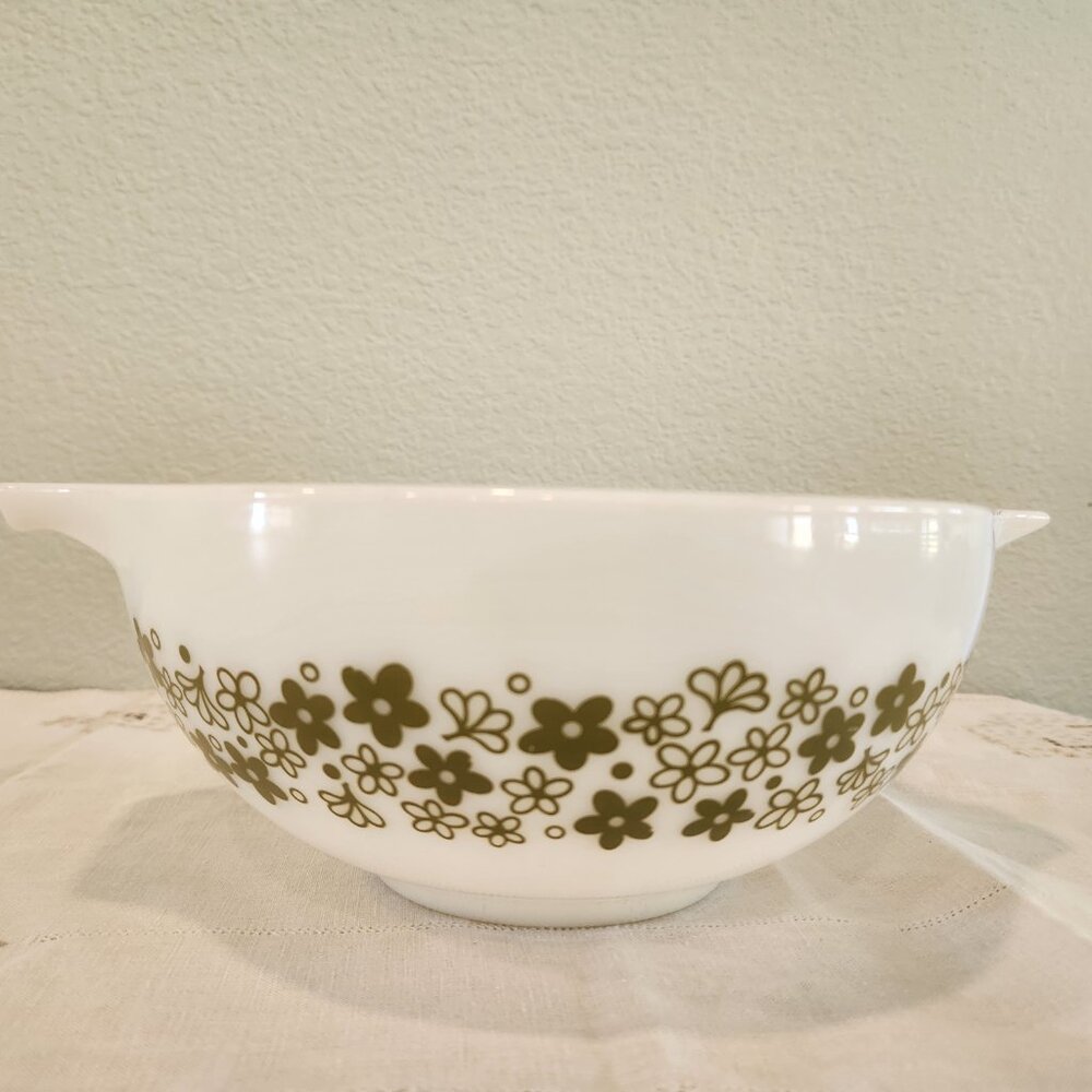 Vintage Pyrex Crazy Daisy Mixing Bowl Green on White 2.5 Quart Retro VGC